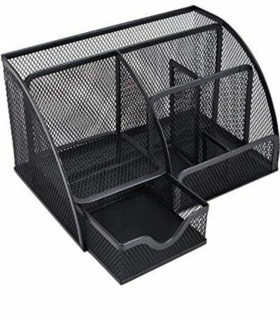 Organisateur de bureau noir en grillage métallique comprenant plusieurs compartiments verticaux pour le courrier, des pots à crayons, un espace pour notes adhésives et un petit tiroir coulissant rempli d'élastiques.