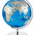 Globe terrestre moderne avec continents argentés et océans bleus translucides