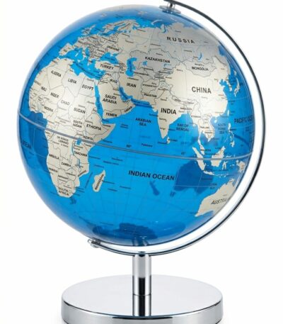 Globe terrestre moderne avec continents argentés et océans bleus translucides, monté sur un support et un socle circulaire en métal chromé brillant, avec texte en français.