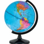Globe terrestre rotatif sur socle, présentant une carte du monde avec nomenclature en français, incluant les frontières nationales, les capitales et les lignes géographiques (équateur, méridiens).
