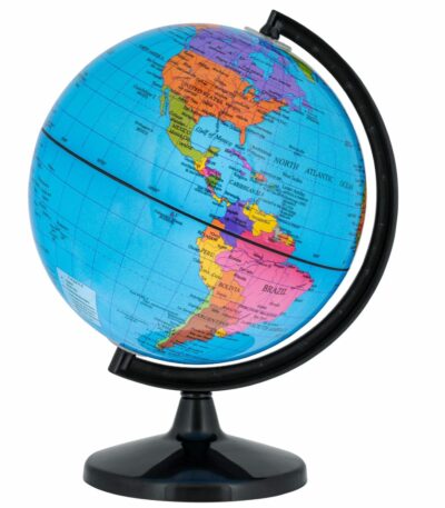 Globe terrestre rotatif sur socle, présentant une carte du monde avec nomenclature en français, incluant les frontières nationales, les capitales et les lignes géographiques (équateur, méridiens).