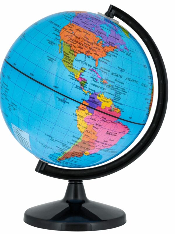 Globe terrestre rotatif sur socle, présentant une carte du monde avec nomenclature en français, incluant les frontières nationales, les capitales et les lignes géographiques (équateur, méridiens).