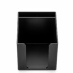 Organisateur de bureau vertical en plastique noir mat, comprenant deux compartiments arrière pour les stylos et un large compartiment frontal ouvert pour les blocs de notes adhésives.