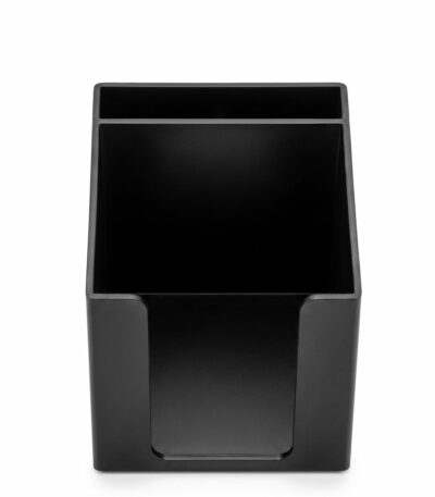 Organisateur de bureau vertical en plastique noir mat, comprenant deux compartiments arrière pour les stylos et un large compartiment frontal ouvert pour les blocs de notes adhésives.