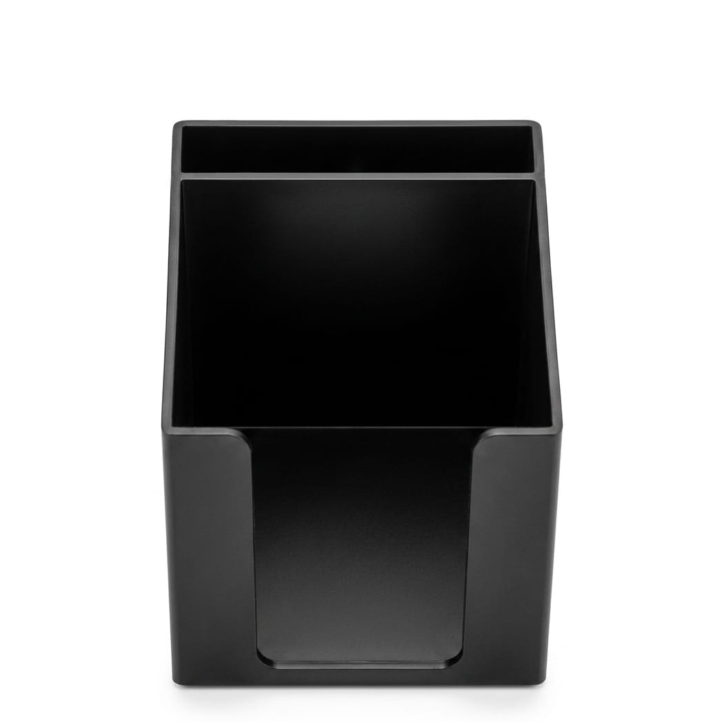 Organisateur de Bureau Vertical pour Notes et Stylos – Noir Organisateur de bureau vertical en plastique noir mat, comprenant deux compartiments arrière pour les stylos et un large compartiment frontal ouvert pour les blocs de notes adhésives.