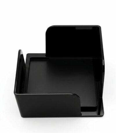 Porte-bloc notes carré en plastique noir brillant, avec deux parois surélevées et deux côtés ouverts pour un retrait facile des feuilles de papier.