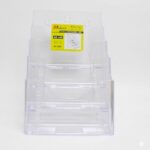 Présentoir de prospectus transparent à 4 niveaux en cascade, conçu pour des brochures de format A5, avec une structure en plastique rigide et transparente.