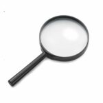 Loupe à main avec manche droit noir et grande lentille de précision en verre de 75 mm de diamètre.