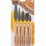 Cinq spatules d'artiste avec des lames en acier inoxydable brillant et argenté de formes diverses, montées sur des manches en bois naturel clair.