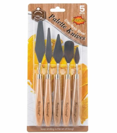 Cinq spatules d'artiste avec des lames en acier inoxydable brillant et argenté de formes diverses, montées sur des manches en bois naturel clair.