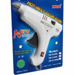 Un pistolet à colle chaude blanc de type industriel avec une gâchette noire, une buse de précision en métal et un interrupteur marche/arrêt intégré sur la poignée.