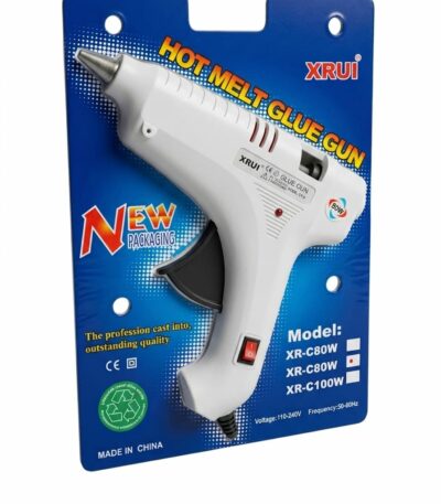 Un pistolet à colle chaude blanc de type industriel avec une gâchette noire, une buse de précision en métal et un interrupteur marche/arrêt intégré sur la poignée.