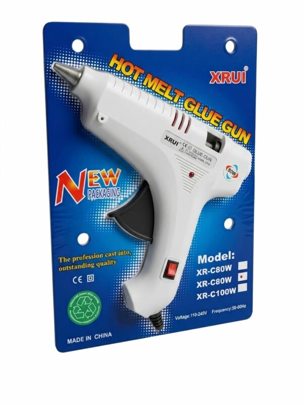 Un pistolet à colle chaude blanc de type industriel avec une gâchette noire, une buse de précision en métal et un interrupteur marche/arrêt intégré sur la poignée.