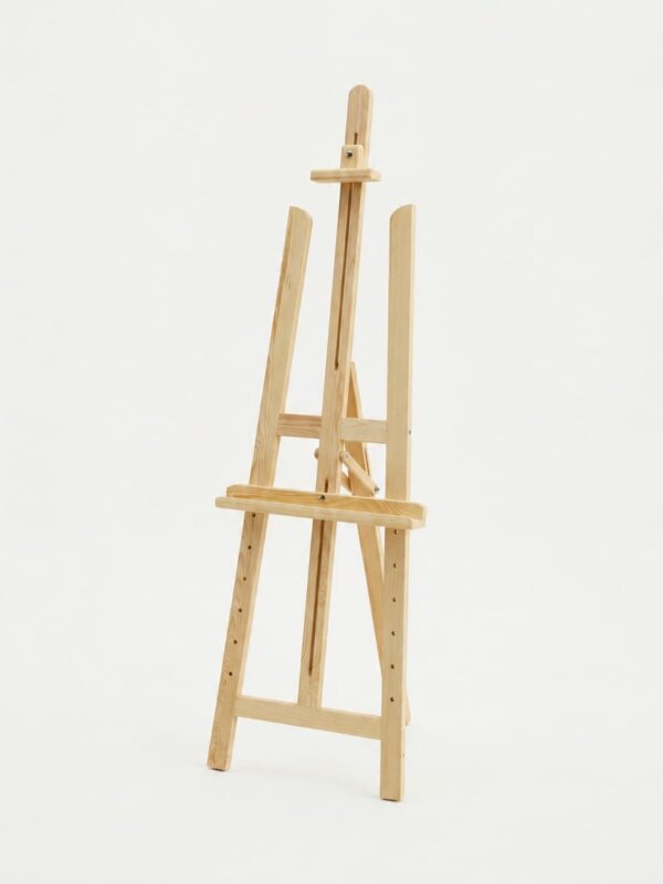 Un chevalet de peinture en bois clair de style trépied, vide, sur un fond blanc uni, montrant sa structure réglable.