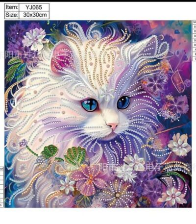 Toile de broderie diamant carrée montrant le gros plan d'un chat blanc à poils longs aux grands yeux bleus. Son pelage et les fleurs violettes et dorées qui l'entourent sont dessinés par des lignes de strass ronds et nacrés en relief. Les marges de la toile affichent la référence « Item: YJ065 », les dimensions « Size: 30x30cm » ainsi que la légende des symboles numériques et alphabétiques pour le placement des diamants.