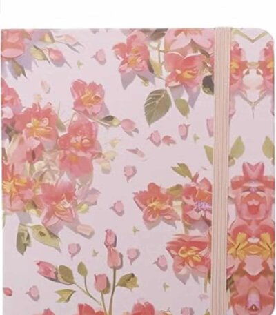 Un carnet de notes fermé avec une couverture rigide rose clair ornée d'un motif floral délicat représentant des fleurs dans les tons rose vif, saumon et jaune avec de petites feuilles vertes. Une bande élastique verticale de couleur rose pâle est fixée sur le côté droit pour maintenir le carnet bien fermé.