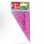 Une équerre rose translucide de 15 cm de la marque Maped, modèle Twist 'n Flex, présentée verticalement dans son emballage d'origine. L'emballage cartonné en haut montre le logo rouge Maped et des illustrations bleues démontrant la flexibilité et la résistance de l'outil scolaire.