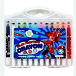 Une mallette en plastique transparent rigide dotée d'une poignée de transport, contenant un ensemble de 12 crayons de cire lavables de la marque « YiLeong ». Les crayons rétractables possèdent un corps blanc et un bouton poussoir supérieur de couleur assortie à la cire. Une large étiquette bleue et rouge recouvre le centre de la mallette, mettant en scène un personnage de style dessin animé portant un casque audio, à côté de l'inscription « 12 Colors » et du titre « SILKY PAINTING CRAYON ».