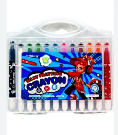 Une mallette en plastique transparent rigide dotée d'une poignée de transport, contenant un ensemble de 12 crayons de cire lavables de la marque « YiLeong ». Les crayons rétractables possèdent un corps blanc et un bouton poussoir supérieur de couleur assortie à la cire. Une large étiquette bleue et rouge recouvre le centre de la mallette, mettant en scène un personnage de style dessin animé portant un casque audio, à côté de l'inscription « 12 Colors » et du titre « SILKY PAINTING CRAYON ».