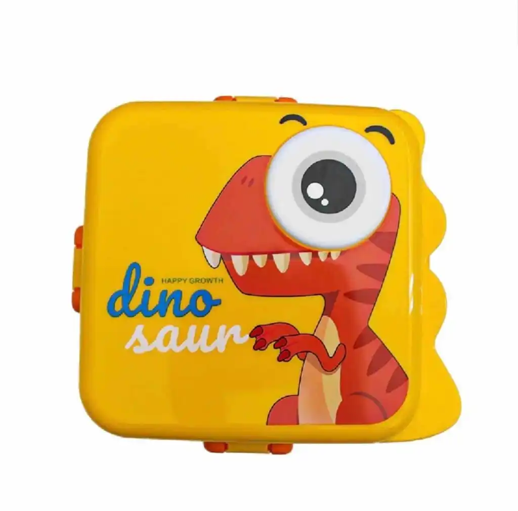 Une boîte à déjeuner (lunch box) rectangulaire de couleur jaune vif pour enfant. Sur le couvercle, on voit une illustration amusante d'un dinosaure rouge au style cartoon, avec un seul grand œil globuleux en relief sur la partie supérieure droite. À gauche du dinosaure, le mot "dino" est écrit en bleu cursif au-dessus du mot "saur" en blanc. L'inscription "HAPPY GROWTH" est notée en petits caractères au milieu. La boîte possède des attaches de fermeture orange sur les côtés et des motifs en forme de crêtes de dinosaure sur le bord droit.