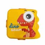 Une boîte à déjeuner (lunch box) rectangulaire de couleur jaune vif pour enfant. Sur le couvercle