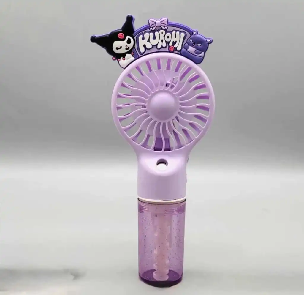 Un mini ventilateur portable manuel de couleur violette, surmonté d'une décoration en relief représentant le personnage de dessin animé Kuromi de Sanrio avec l'inscription « KUROMI »