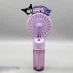Un mini ventilateur portable manuel de couleur violette