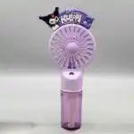 Un mini ventilateur portable manuel de couleur violette, surmonté d'une décoration en relief représentant le personnage de dessin animé Kuromi de Sanrio avec l'inscription « KUROMI »