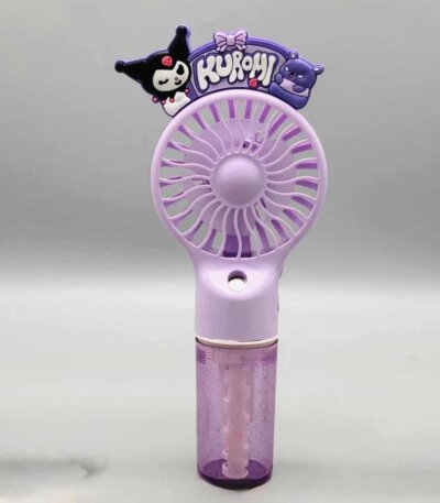 Un mini ventilateur portable manuel de couleur violette, surmonté d'une décoration en relief représentant le personnage de dessin animé Kuromi de Sanrio avec l'inscription « KUROMI »