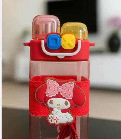 Gourde rouge rectangulaire My Melody à double compartiment avec paille, bandoulière assortie et boutons-poussoirs colorés.