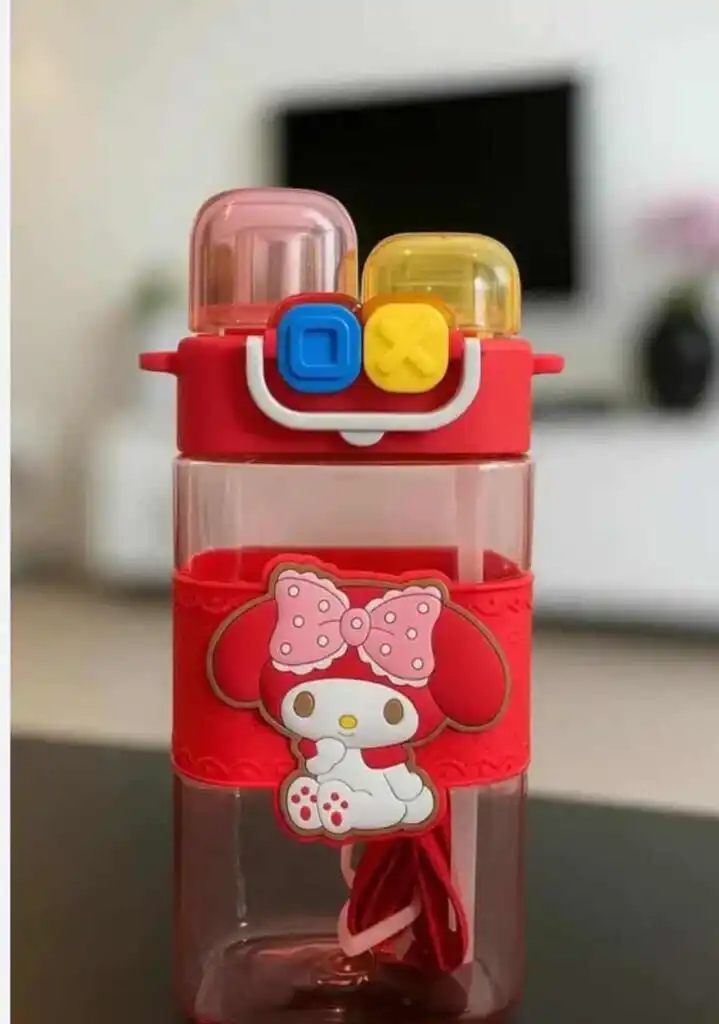 Gourde rouge rectangulaire My Melody à double compartiment avec paille, bandoulière assortie et boutons-poussoirs colorés.
