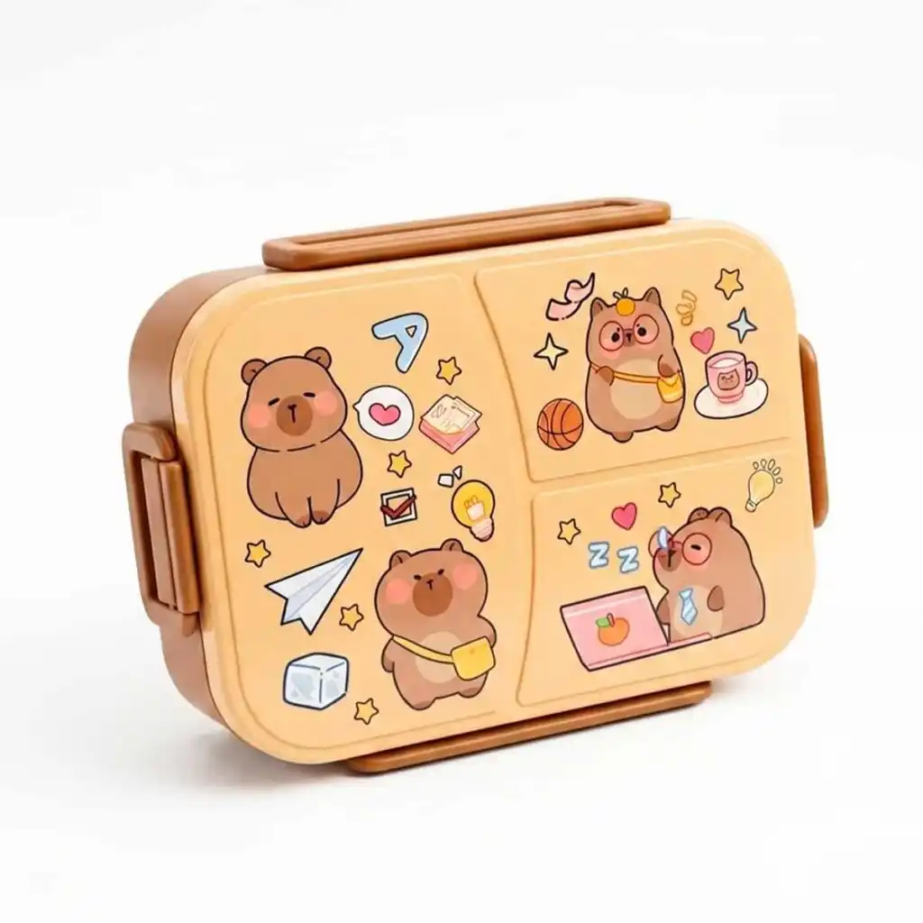 Une boîte à déjeuner (lunch box) pour enfant de couleur marron et beige clair, fermée par des clips latéraux. Le couvercle est décoré de jolies illustrations de style dessin animé représentant des petits ours bruns dans différentes situations : l'un est assis, un autre porte une sacoche, et un troisième avec des lunettes travaille sur un ordinateur portable rose. Le décor comprend également des petits motifs comme des étoiles, un ballon de basket et un avion en papier.