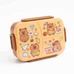 Une boîte à déjeuner (lunch box) pour enfant de couleur marron et beige clair, fermée par des clips latéraux. Le couvercle est décoré de jolies illustrations de style dessin animé représentant des petits ours bruns dans différentes situations : l'un est assis, un autre porte une sacoche, et un troisième avec des lunettes travaille sur un ordinateur portable rose. Le décor comprend également des petits motifs comme des étoiles, un ballon de basket et un avion en papier.