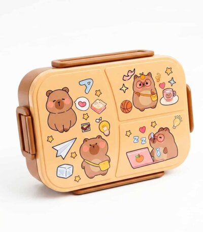 Une boîte à déjeuner (lunch box) pour enfant de couleur marron et beige clair, fermée par des clips latéraux. Le couvercle est décoré de jolies illustrations de style dessin animé représentant des petits ours bruns dans différentes situations : l'un est assis, un autre porte une sacoche, et un troisième avec des lunettes travaille sur un ordinateur portable rose. Le décor comprend également des petits motifs comme des étoiles, un ballon de basket et un avion en papier.