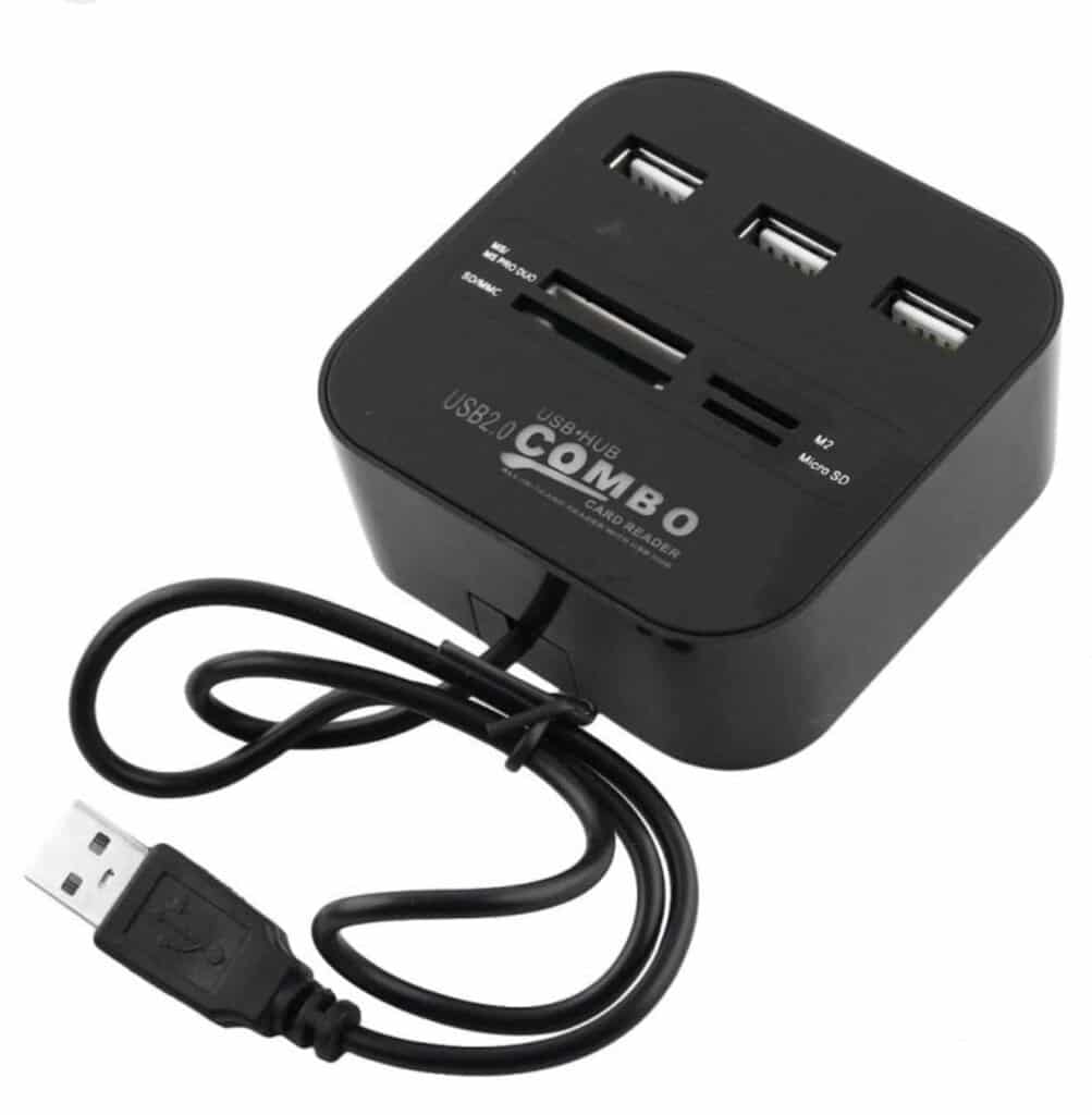 Hub USB 2.0 Combo et lecteur de cartes mémoire tout-en-un noir avec câble de connexion USB intégré.