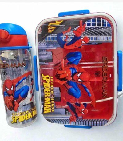 Boîte à lunch et gourde Spider-Man pour enfant en couleurs rouge et bleu avec illustrations du super-héros Spider-Man.