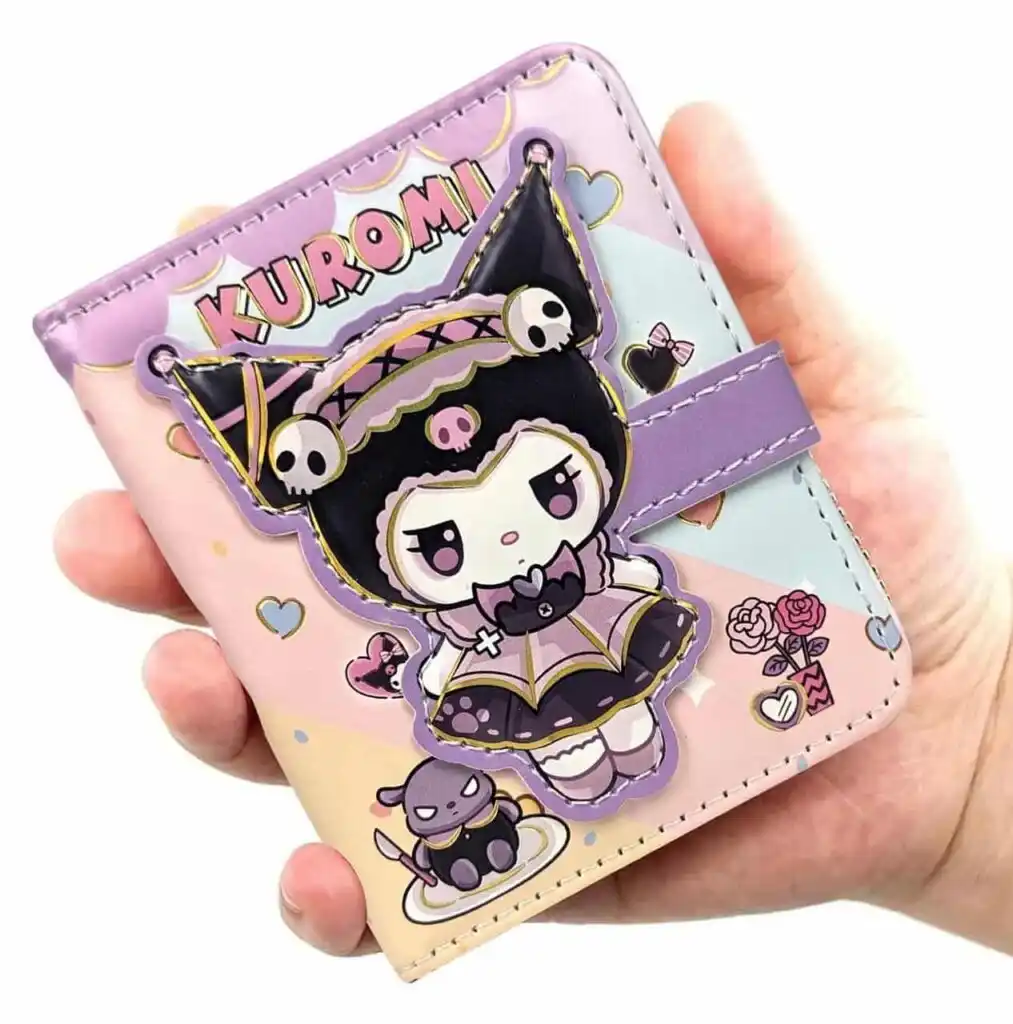 Gros plan sur un mini-carnet de notes violet et jaune à l'effigie du personnage Kuromi de Sanrio, tenu dans une main sur fond blanc.