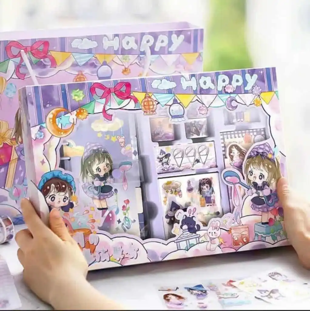 Un coffret cadeau de scrapbooking violet de style Kawaii comprenant un carnet de notes, des autocollants d'anime et des rubans adhésifs décoratifs.