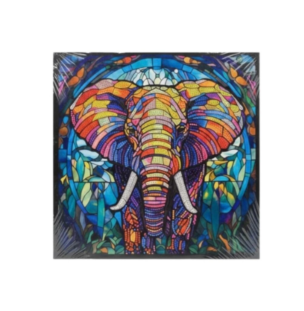 Peinture de style vitrail représentant un grand tournesol aux pétales orange et jaune flamboyant, avec un cœur en mandala géométrique vert et turquoise, sur un fond de mosaïque de verre bleu et violet.