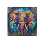 Peinture de style vitrail représentant un grand tournesol aux pétales orange et jaune flamboyant, avec un cœur en mandala géométrique vert et turquoise, sur un fond de mosaïque de verre bleu et violet.