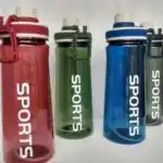 Une image montrant quatre gourdes de sport en plastique translucide alignées. Elles sont de couleurs différentes : une rouge au premier plan à gauche, suivie d'une verte, d'une bleue, et d'une grise à l'arrière-plan à droite
