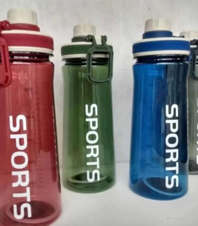 Une image montrant quatre gourdes de sport en plastique translucide alignées. Elles sont de couleurs différentes : une rouge au premier plan à gauche, suivie d'une verte, d'une bleue, et d'une grise à l'arrière-plan à droite