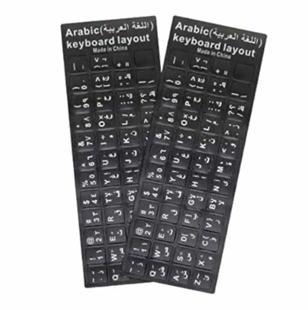 Deux planches rectangulaires d'autocollants noirs pour clavier d'ordinateur sont posées côte à côte sur un fond blanc uni. Chaque planche comporte un en-tête noir avec l'inscription « Arabic (اللغة العربية) keyboard layout » et la mention « Made in China » écrites en blanc. Les autocollants individuels correspondent aux touches d'un clavier standard et affichent des caractères blancs, combinant des lettres de l'alphabet latin (disposition QWERTY), des chiffres et des caractères de l'alphabet arabe.