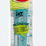 Un emballage transparent vertical de la marque Maped présentant un outil de traçage de couleur bleu turquoise clair. Le haut du paquet arbore le logo blanc « Maped » dans un bandeau rouge. Le fond en carton blanc est illustré de formules mathématiques de trigonométrie et de géométrie en vert et violet. Au centre, une étiquette jaune vif indique en plusieurs langues « MULTI-FUNCTION RÈGLE + POCHOIR / RULER + STENCIL / REGLA + PLANTILLA ». L'outil en plastique transparent intègre des graduations allant jusqu'à 15 centimètres (ou 6 pouces), ainsi que diverses formes découpées à l'intérieur servant de pochoirs géométriques et de trace-formes. Le bas de l'emballage affiche la mention « *Multifonction • Multifunción ».