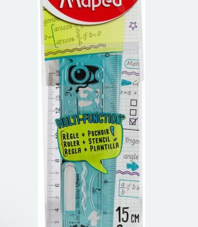 Un emballage transparent vertical de la marque Maped présentant un outil de traçage de couleur bleu turquoise clair. Le haut du paquet arbore le logo blanc « Maped » dans un bandeau rouge. Le fond en carton blanc est illustré de formules mathématiques de trigonométrie et de géométrie en vert et violet. Au centre, une étiquette jaune vif indique en plusieurs langues « MULTI-FUNCTION RÈGLE + POCHOIR / RULER + STENCIL / REGLA + PLANTILLA ». L'outil en plastique transparent intègre des graduations allant jusqu'à 15 centimètres (ou 6 pouces), ainsi que diverses formes découpées à l'intérieur servant de pochoirs géométriques et de trace-formes. Le bas de l'emballage affiche la mention « *Multifonction • Multifunción ».