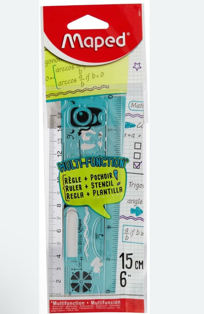 Un emballage transparent vertical de la marque Maped présentant un outil de traçage de couleur bleu turquoise clair. Le haut du paquet arbore le logo blanc « Maped » dans un bandeau rouge. Le fond en carton blanc est illustré de formules mathématiques de trigonométrie et de géométrie en vert et violet. Au centre, une étiquette jaune vif indique en plusieurs langues « MULTI-FUNCTION RÈGLE + POCHOIR / RULER + STENCIL / REGLA + PLANTILLA ». L'outil en plastique transparent intègre des graduations allant jusqu'à 15 centimètres (ou 6 pouces), ainsi que diverses formes découpées à l'intérieur servant de pochoirs géométriques et de trace-formes. Le bas de l'emballage affiche la mention « *Multifonction • Multifunción ».