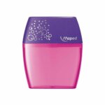 : Un taille-crayon à réservoir de la marque Maped, combinant un couvercle violet sur le dessus et un grand réservoir en plastique rose translucide en bas. Le logo Maped blanc est imprimé sur la partie violette, à côté de motifs graphiques représentant des petites bulles.