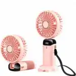 mini ventilateurs portables rose pastel à écran digital, l'un déplié sur sa base et l'autre plié à 90 degrés.