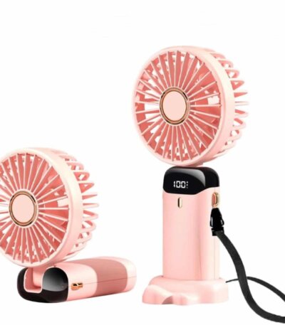 mini ventilateurs portables rose pastel à écran digital, l'un déplié sur sa base et l'autre plié à 90 degrés.