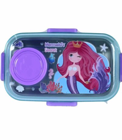 Une boîte à lunch rectangulaire de couleur bleu clair et violette, vue de dessus. Le couvercle est transparent et présente un design de sirène aux longs cheveux roses, portant une couronne dorée.
